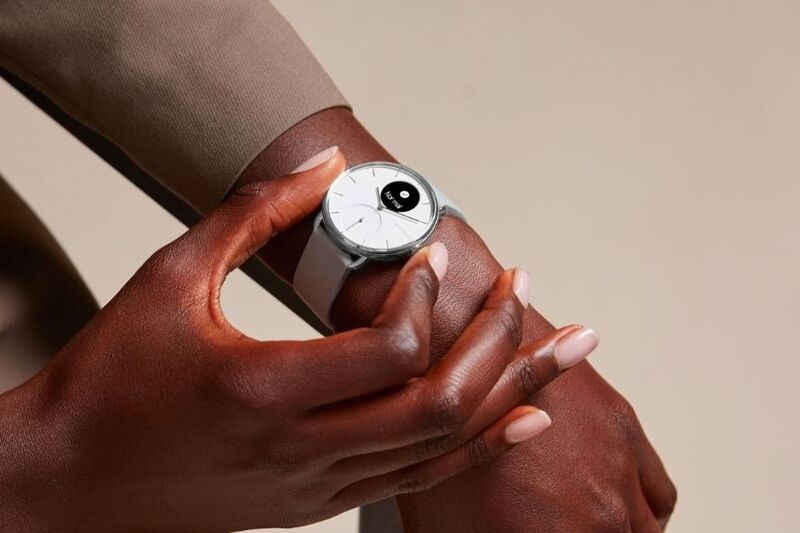 Man sieht, wie ein EKG mit der Withings ScanWatch erstellt wird.